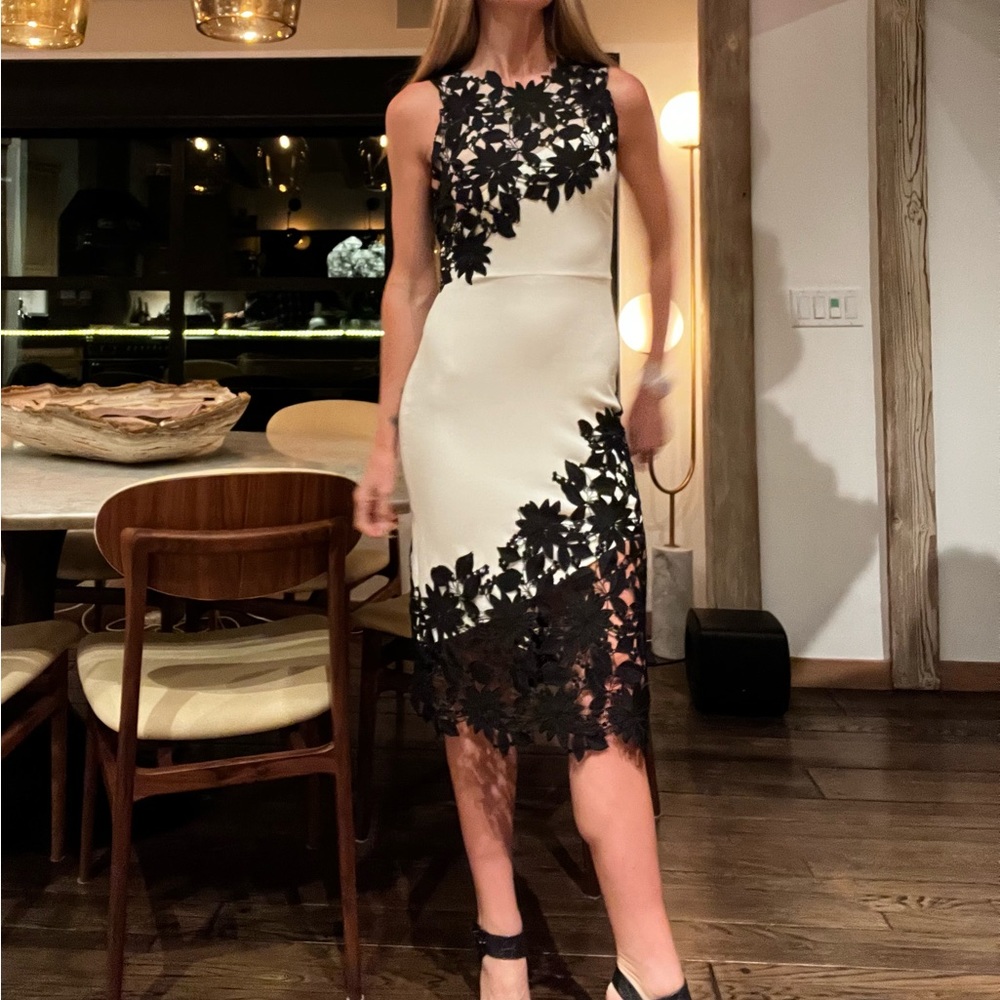 Alice and Olivia - Picture 3 of 10